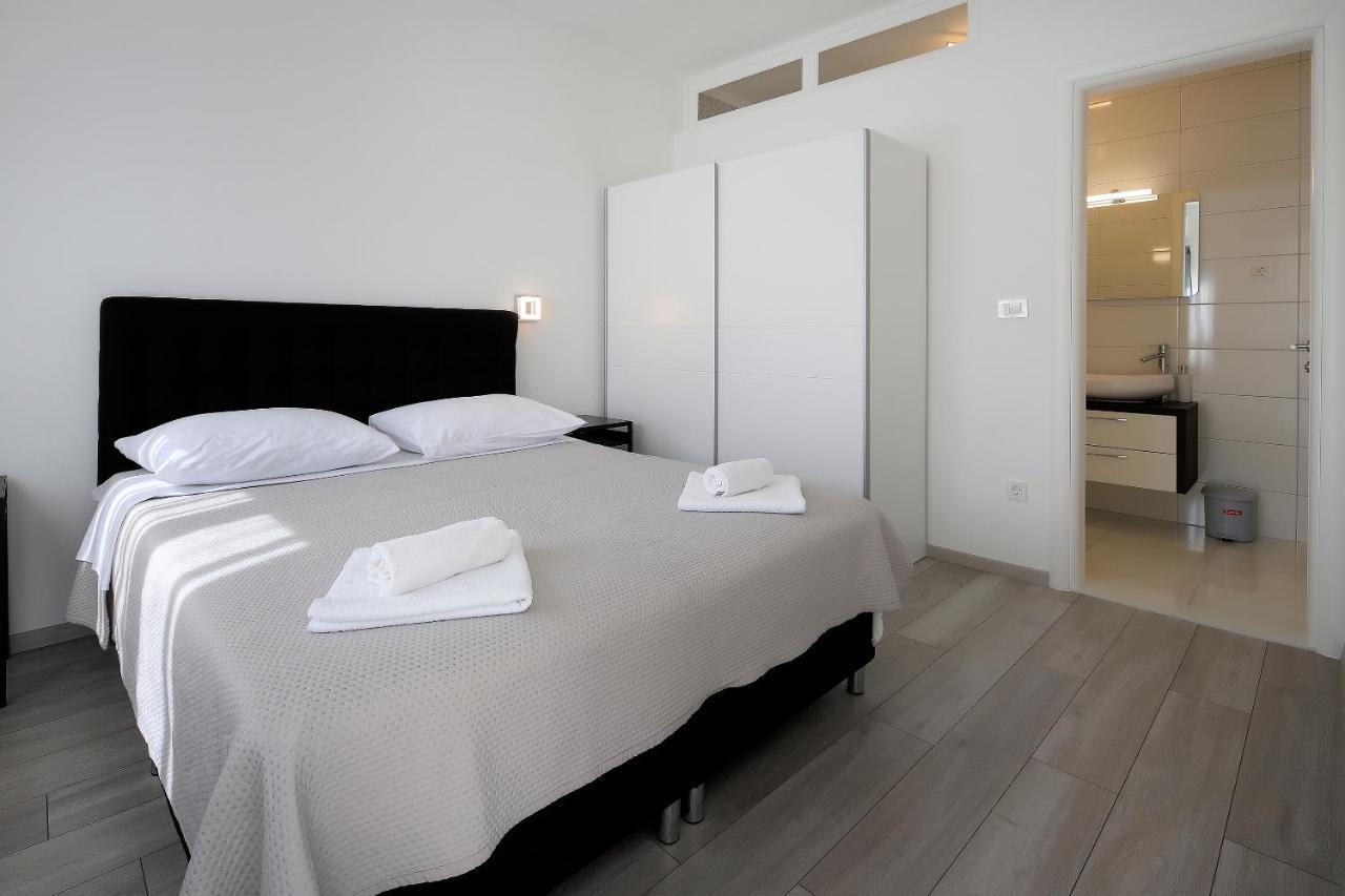 Apartments Lola Novalja Extérieur photo