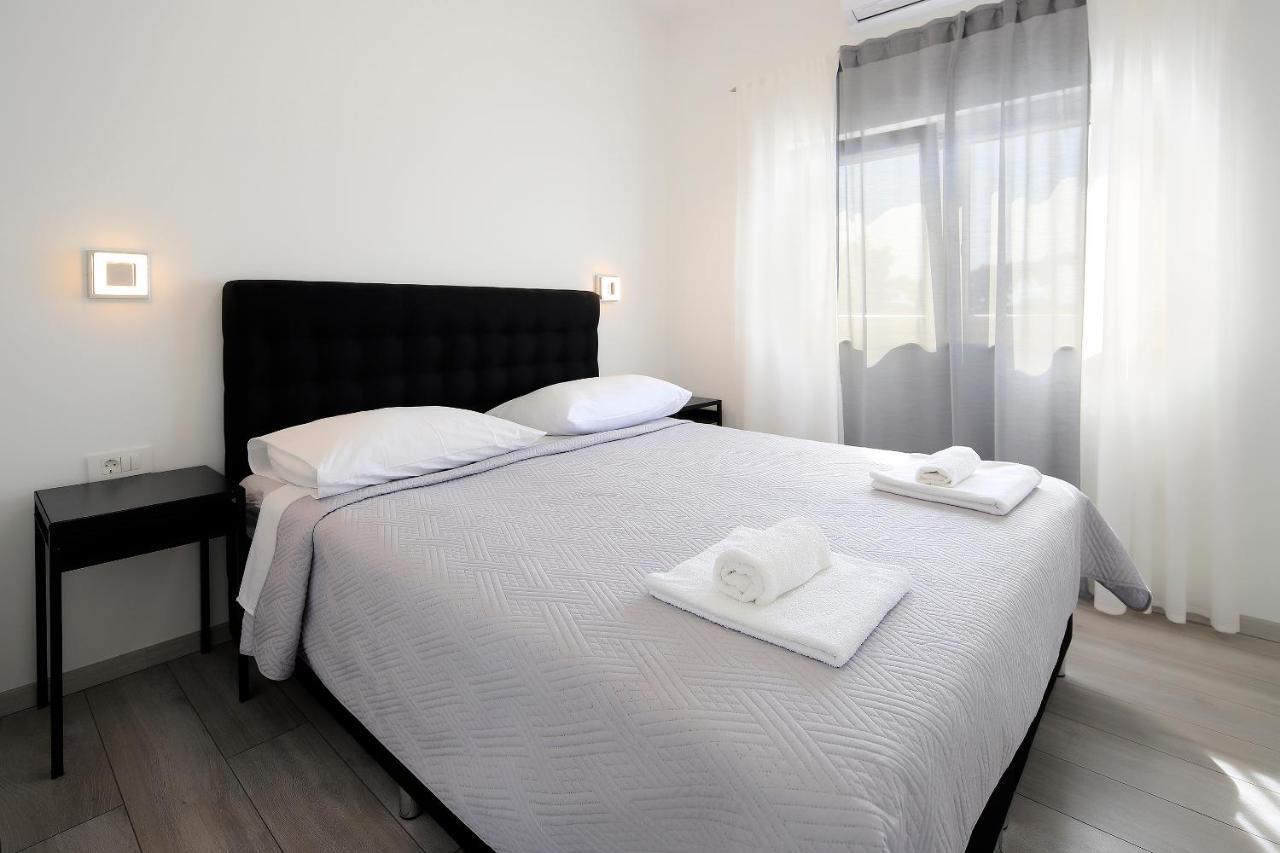 Apartments Lola Novalja Extérieur photo
