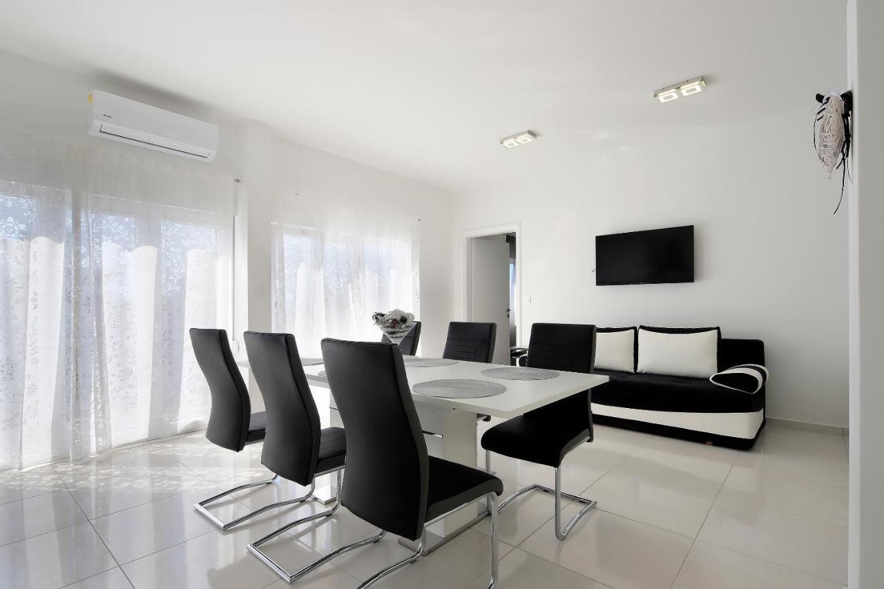 Apartments Lola Novalja Extérieur photo
