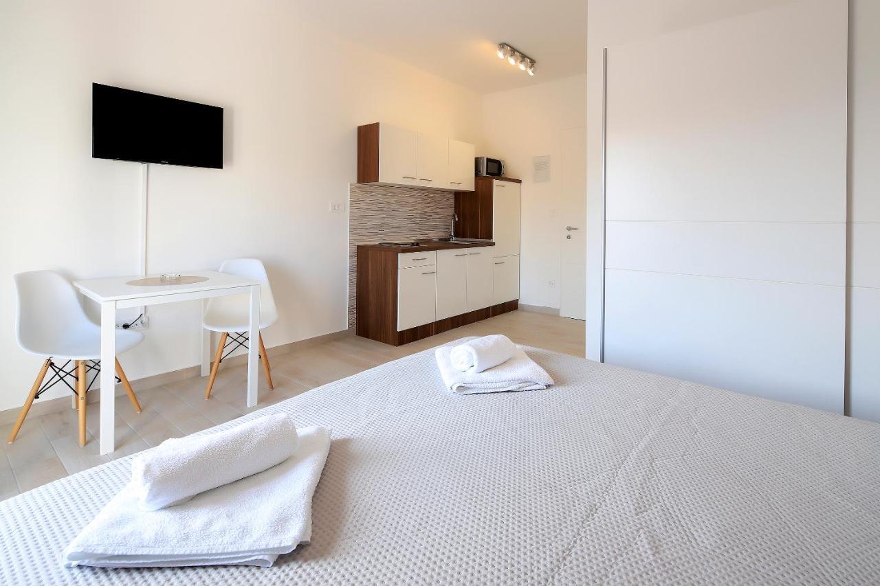 Apartments Lola Novalja Extérieur photo