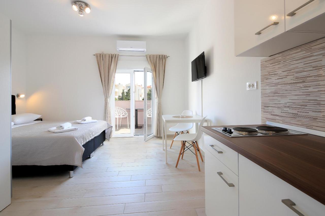 Apartments Lola Novalja Extérieur photo