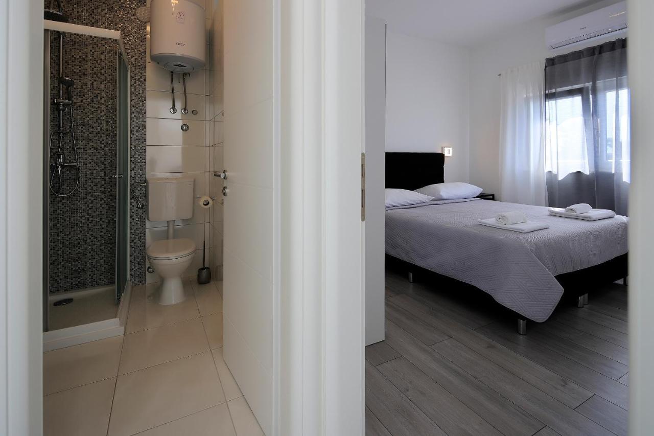 Apartments Lola Novalja Extérieur photo