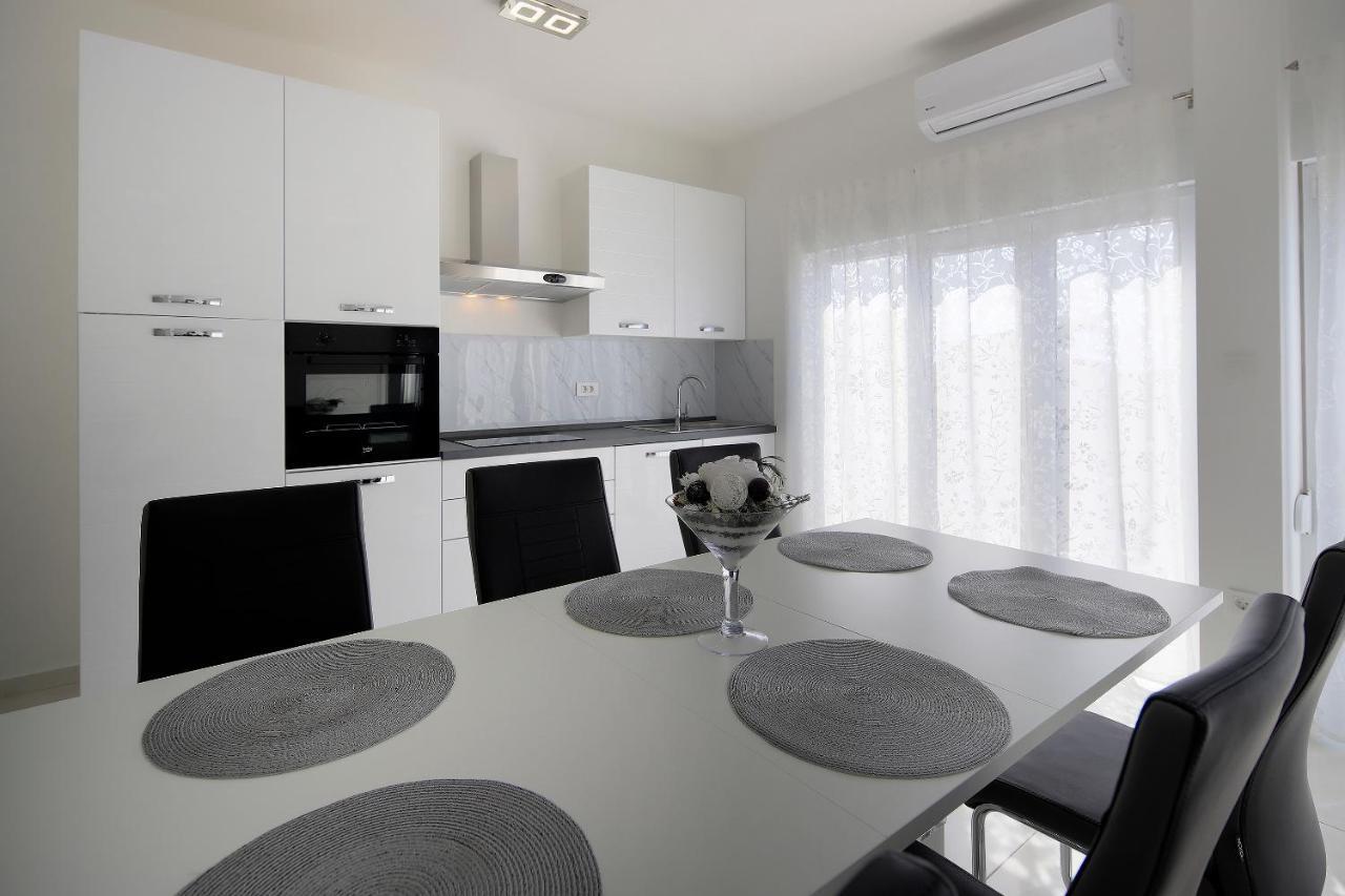 Apartments Lola Novalja Extérieur photo