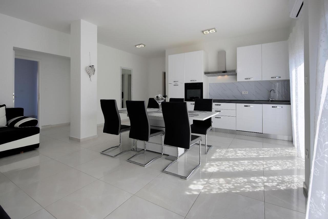 Apartments Lola Novalja Extérieur photo