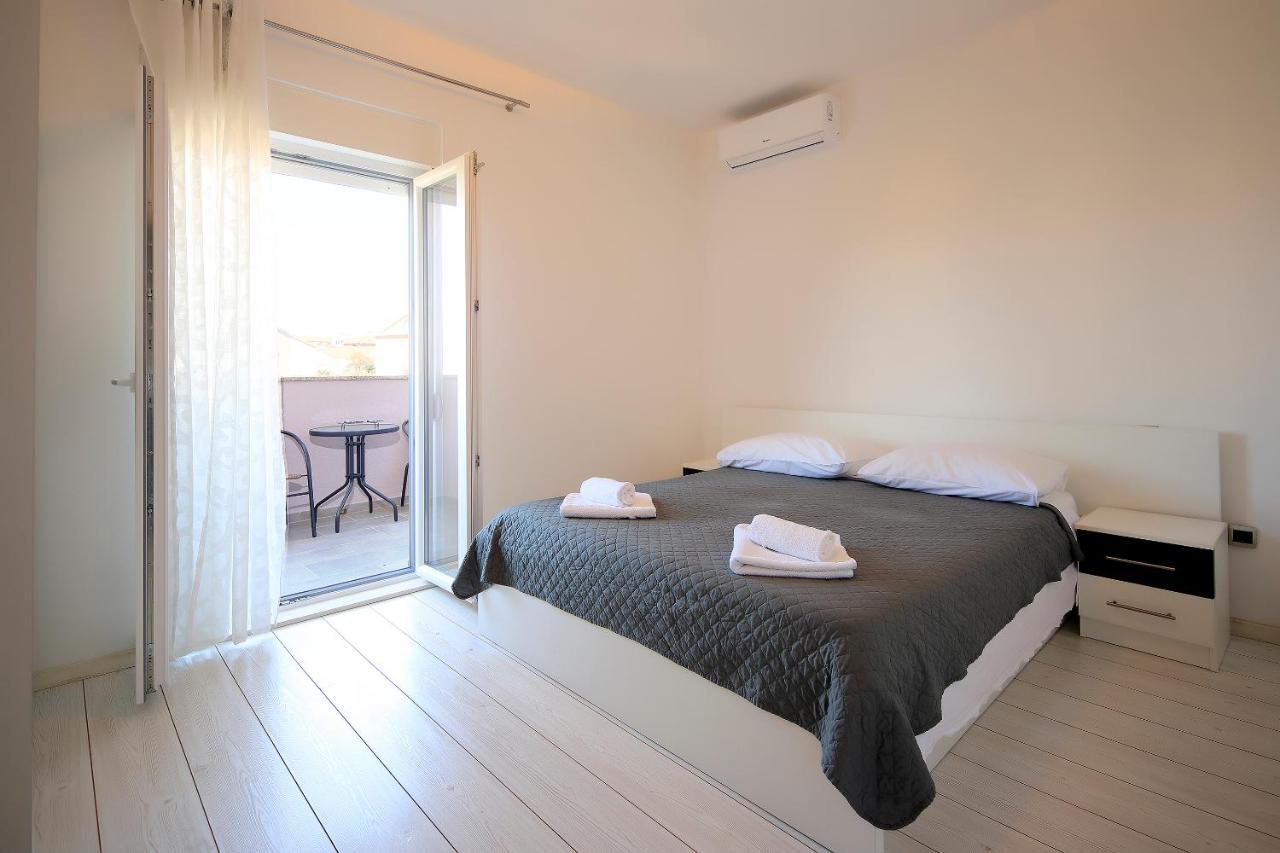 Apartments Lola Novalja Extérieur photo